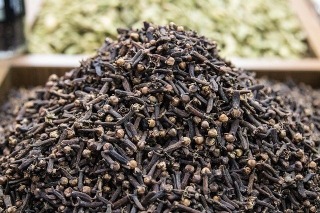 How to Use Cloves Daily